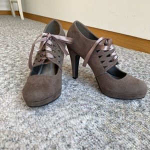 EUC 7.5 ribbon lace up suede grey tan xappeal heels